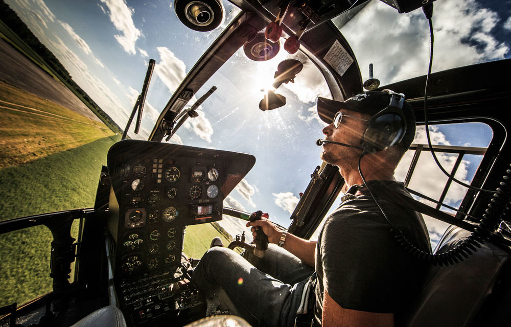 Spectacol total marca Red Bull: Felix Baumgartner copiază la manşa unui elicopter drifturile unei Toyota GT86 de 1000 CP - Poza 12