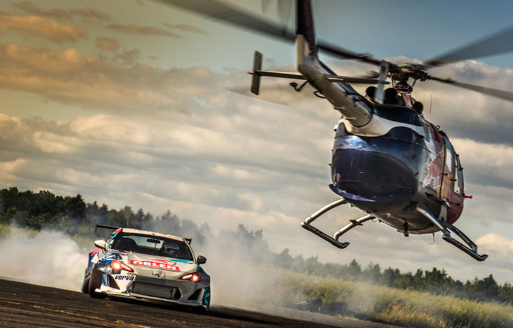 Spectacol total marca Red Bull: Felix Baumgartner copiază la manşa unui elicopter drifturile unei Toyota GT86 de 1000 CP - Poza 9