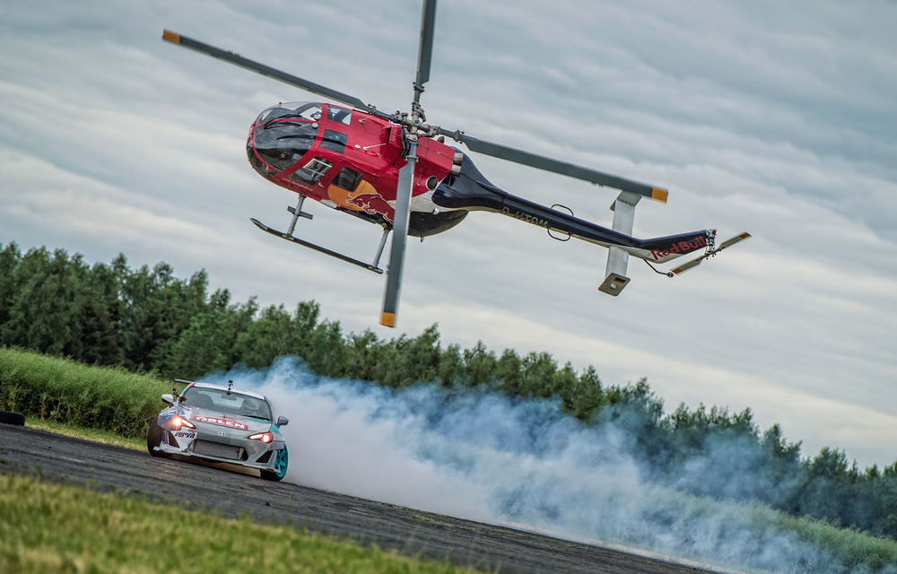 Spectacol total marca Red Bull: Felix Baumgartner copiază la manşa unui elicopter drifturile unei Toyota GT86 de 1000 CP - Poza 1