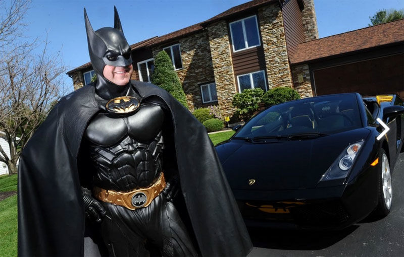 Un filantrop care se deghiza în Batman pentru copiii din spitale a sfârșit tragic la volanul propriului Lamborghini Gallardo - Poza 1