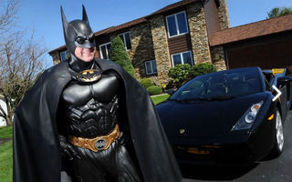 Un filantrop care se deghiza în Batman pentru copiii din spitale a sfârșit tragic la volanul propriului Lamborghini Gallardo