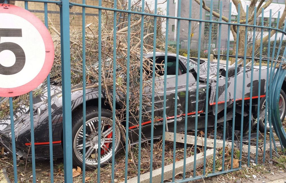 Accident stupid cu un Pagani Zonda: șoferul își regla scaunul în mers și a apăsat accelerația din greșeală - Poza 2