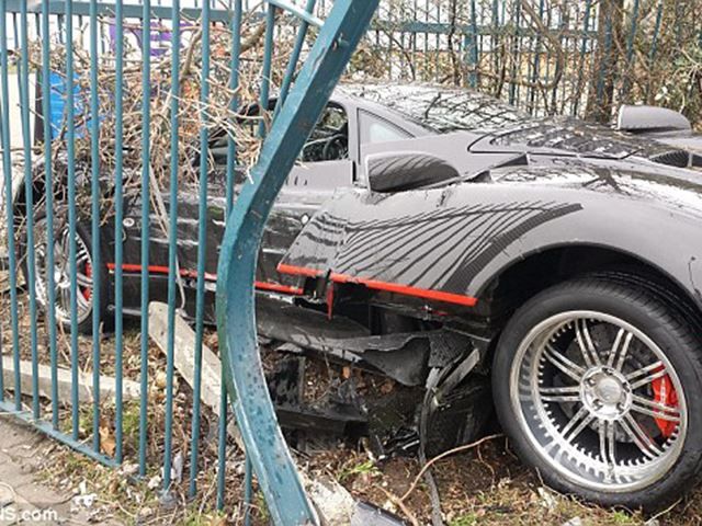 Accident stupid cu un Pagani Zonda: șoferul își regla scaunul în mers și a apăsat accelerația din greșeală - Poza 3