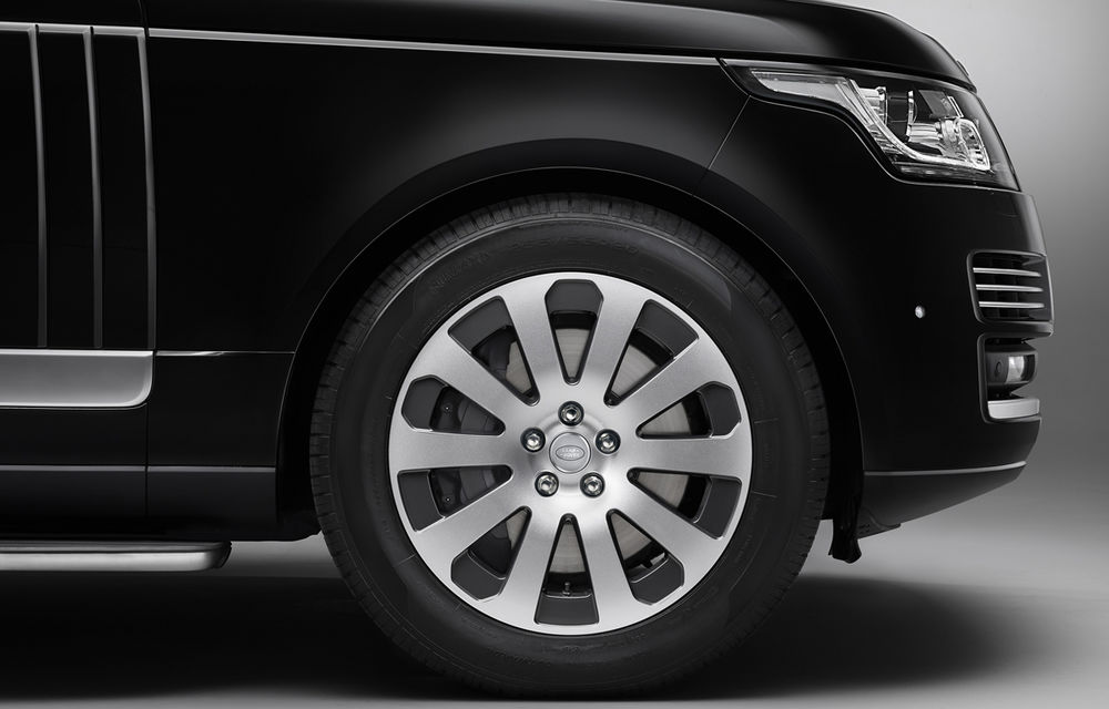 Range Rover Sentinel este primul model blindat produs oficial de către constructorul britanic - Poza 4