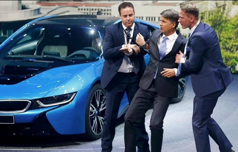 VIDEO: Momente teribile azi la Frankfurt. Șeful BMW a leșinat pe scenă în timpul unei prezentări - Poza 2