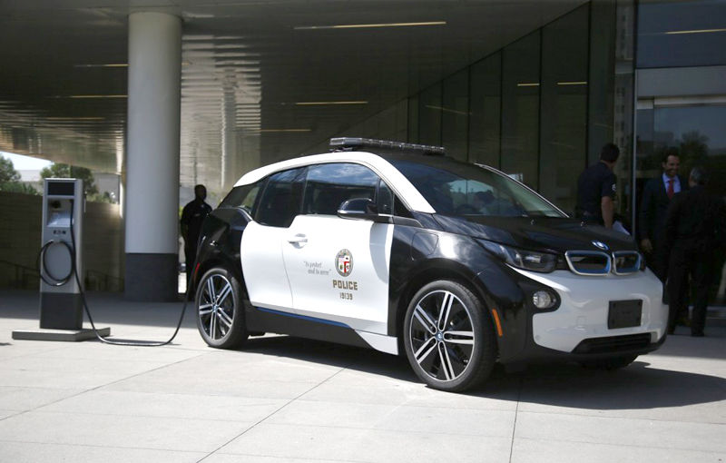 Poliţia din Los Angeles trece pe electrice: 288 de maşini încărcate la priză intră în flota LAPD - Poza 1