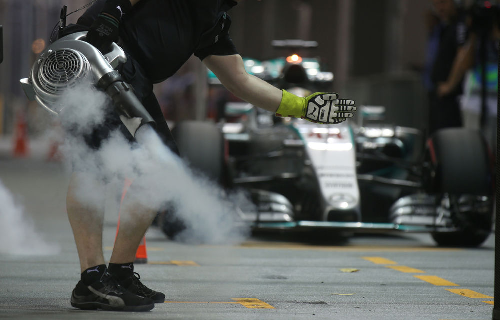 Hamilton, îngrijorat de performanţele obţinute de Red Bull şi Ferrari în Singapore - Poza 1