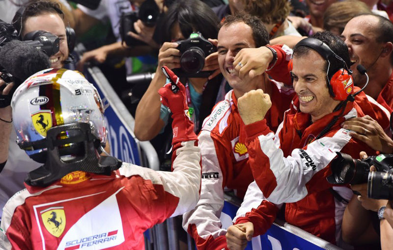 Mecanicii Ferrari au îmbrâncit fotografi pentru a sărbători victoria lui Vettel - Poza 1