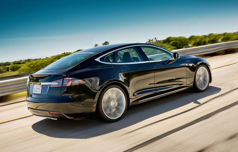 Tesla Model S oferă acum și un mod de rulare autonom. Elon Musk îndeamnă însă la atenție - Poza 2