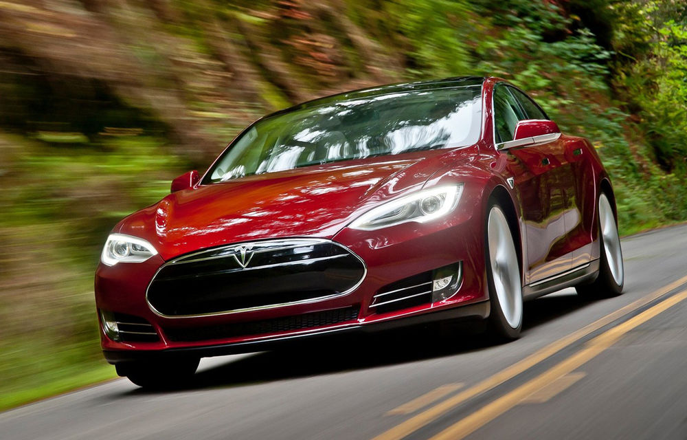 Tesla Model S o mai ia și razna: unii posesori acuză electrica americană că iese singură de pe autostradă în modul de pilotaj autonom - Poza 1