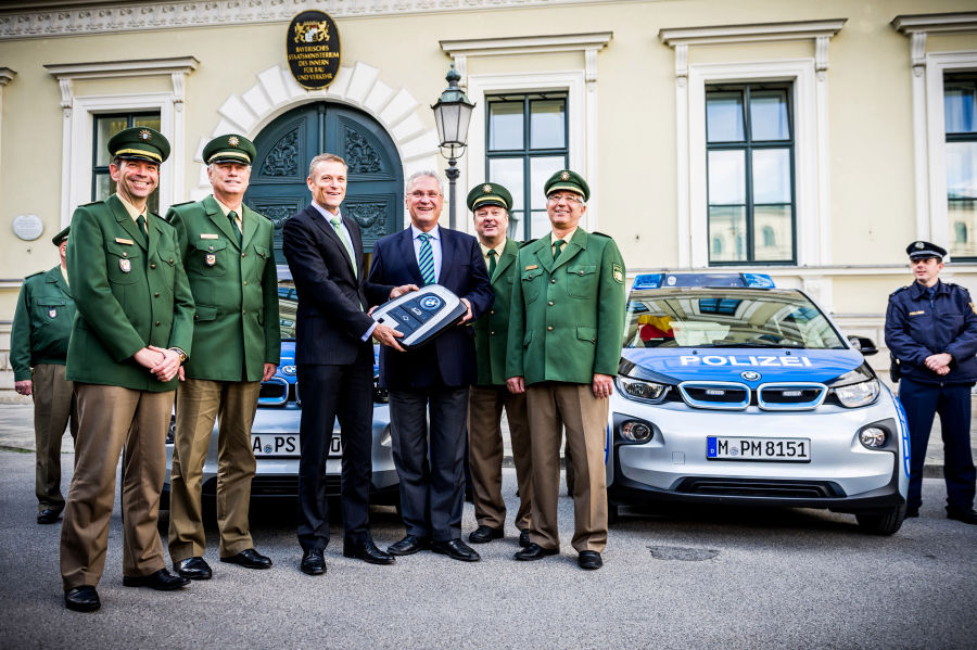 Poliția bavareză împrumută uniforma sa modelului electric BMW i3 - Poza 2
