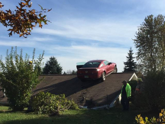 Accidentul care sfidează logica: un Ford Mustang a ajuns pe acoperişul unei case - Poza 2