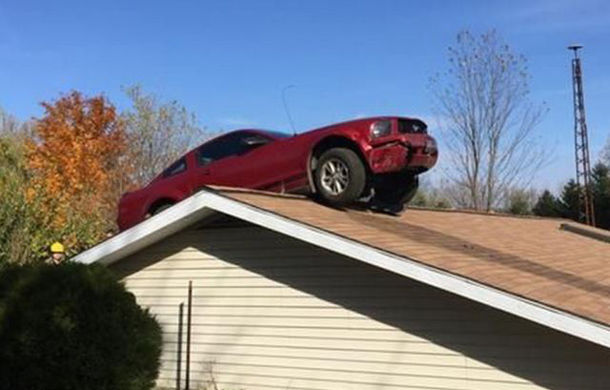 Accidentul care sfidează logica: un Ford Mustang a ajuns pe acoperişul unei case - Poza 1