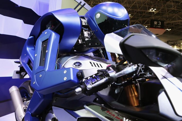 Rebel fără cauză: Yamaha a prezentat un robot care poate să conducă o motocicletă - Poza 4