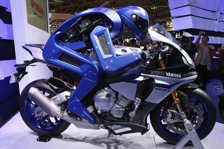 Rebel fără cauză: Yamaha a prezentat un robot care poate să conducă o motocicletă - Poza 3