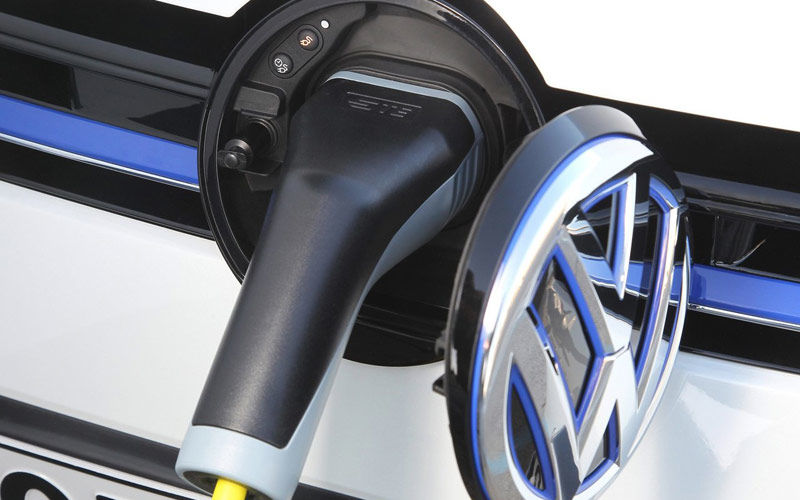Volkswagen Golf 8 vrea să spele rușinea familiei: va avea un hibrid care consumă 4.7 litri/100 km - Poza 1