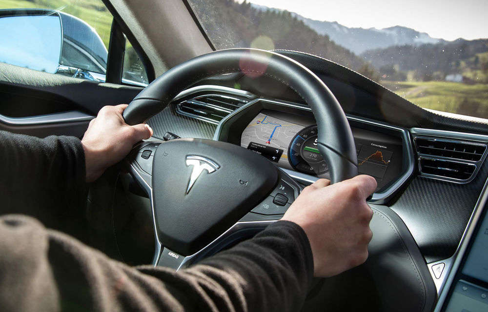Cu mâinile pe volan! Tesla va limita funcţia de mers autonom pentru a evita accidentele - Poza 1