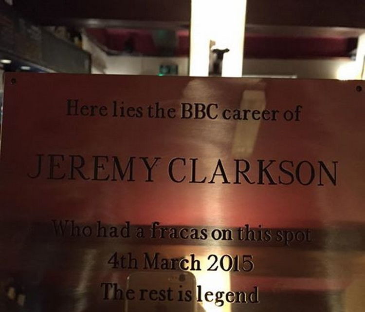 Unii trag ponoasele, alții marchează momentul: hotelul în care Jeremy Clarkson l-a agresat pe producătorul Top Gear a marcat locul cu o plachetă - Poza 2