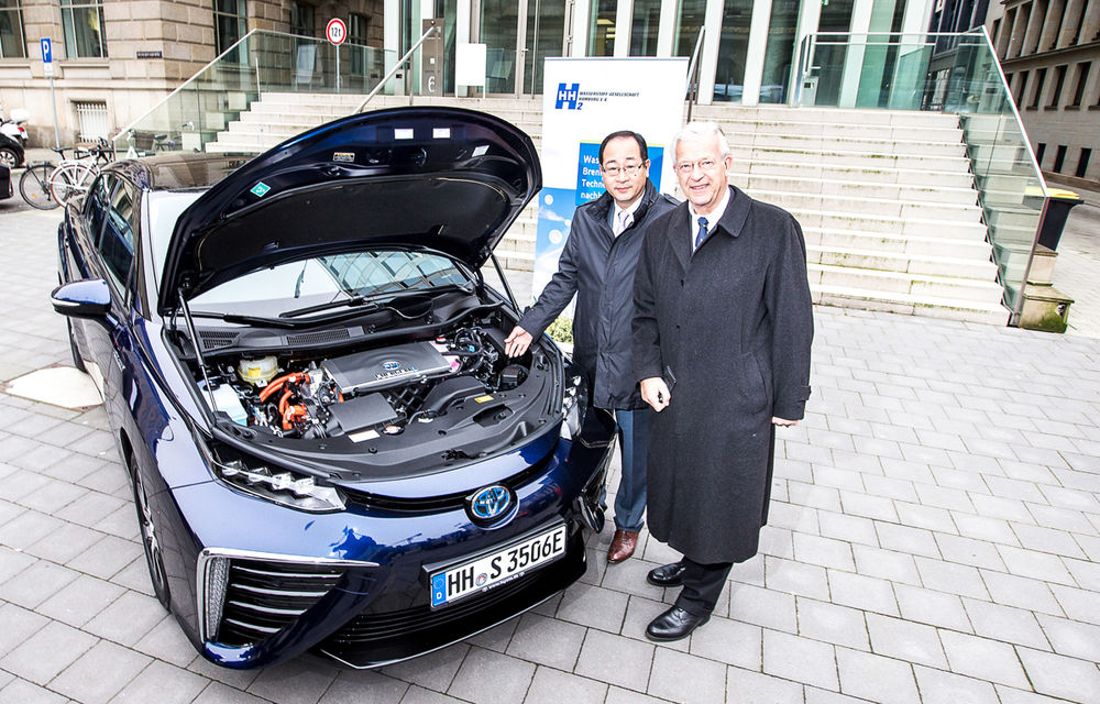 Herr Nikolaus sparge gheaţa. El este primul client neamţ al lui Toyota Mirai, singura maşină electrică pe hidrogen din lume - Poza 2