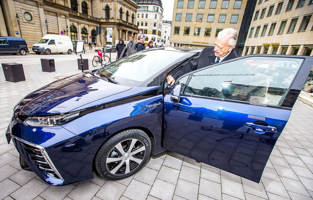 Herr Nikolaus sparge gheaţa. El este primul client neamţ al lui Toyota Mirai, singura maşină electrică pe hidrogen din lume - Poza 5