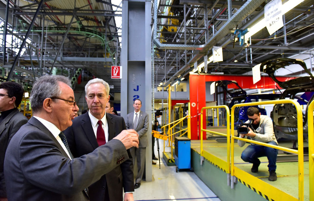 Ambasadorul SUA, în vizită la fabrica Ford de la Craiova: “O infrastructură mai bună ar determina Ford să investească mai mult în producţia din România&quot; - Poza 3