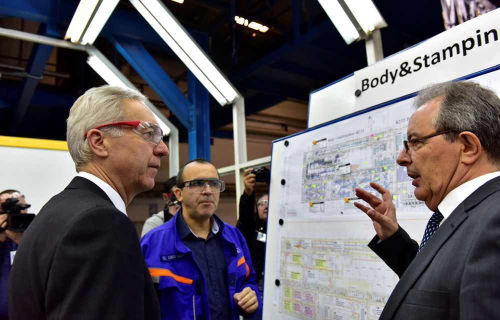 Ambasadorul SUA, în vizită la fabrica Ford de la Craiova: “O infrastructură mai bună ar determina Ford să investească mai mult în producţia din România&quot; - Poza 1