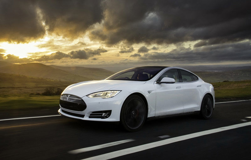 Îngrijorați de inconștiența proprietarilor, Tesla limitează funcția de rulare autonomă a electricului Model S - Poza 1