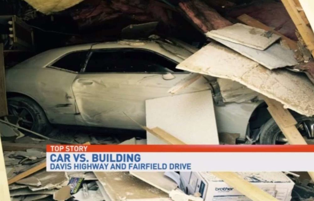 Un american a intrat cu mașina într-o clădire după ce a încercat să călătorească în timp - Poza 1