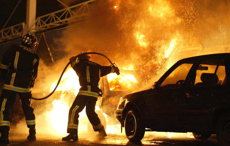 Revelionul în Europa: noi aprindem petarde, francezii incendiază mașini. Peste 800 de mașini au luat foc de Anul Nou în Hexagon - Poza 1
