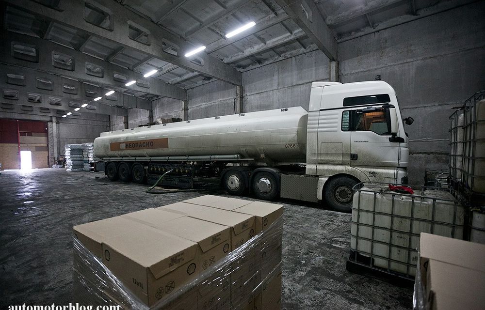 Se întâmplă în Mama Rusie. Fabrică de uleiuri auto contrafăcute cu o rețetă de vis: venituri de 13 milioane de euro pe lună - Poza 11