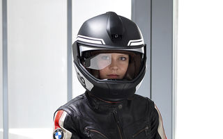 Viitorul se vede bine pentru motociclete: BMW a prezentat azi casca cu Head-Up Display și primele faruri laser moto