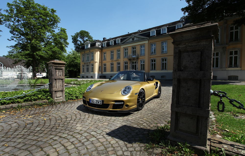 Accesoriu obligatoriu pentru bogații Orientului Mijlociu: Porsche 911 aurit cu 360 de km/h viteză maximă - Poza 9