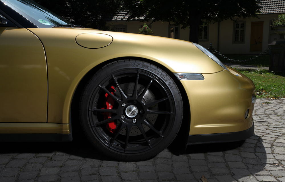 Accesoriu obligatoriu pentru bogații Orientului Mijlociu: Porsche 911 aurit cu 360 de km/h viteză maximă - Poza 11