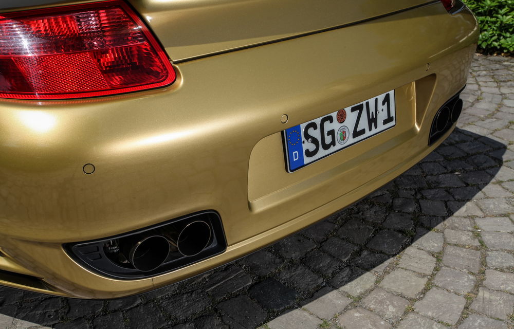 Accesoriu obligatoriu pentru bogații Orientului Mijlociu: Porsche 911 aurit cu 360 de km/h viteză maximă - Poza 10