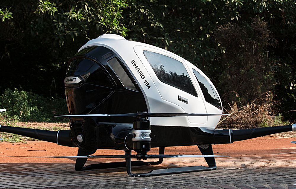Viitorul bate la ușă: prima dronă care transportă oameni a fost lansată de chinezi - Poza 3