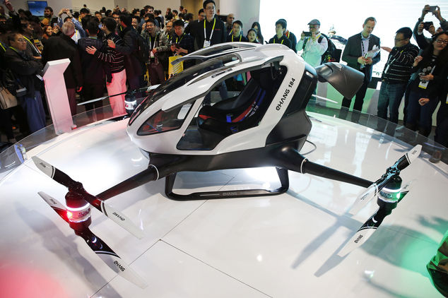Viitorul bate la ușă: prima dronă care transportă oameni a fost lansată de chinezi - Poza 4