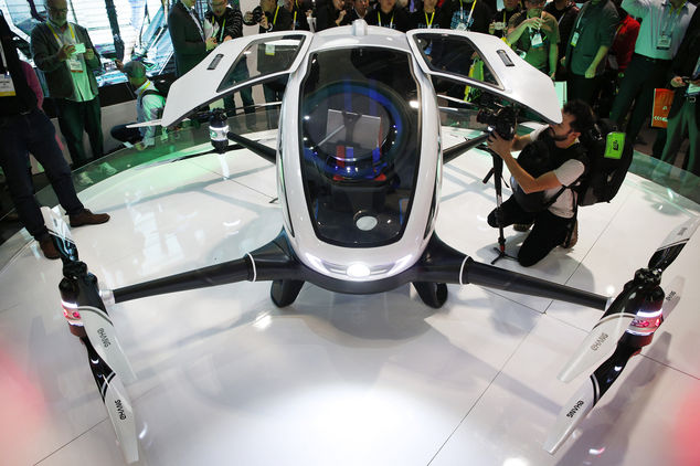 Viitorul bate la ușă: prima dronă care transportă oameni a fost lansată de chinezi - Poza 6