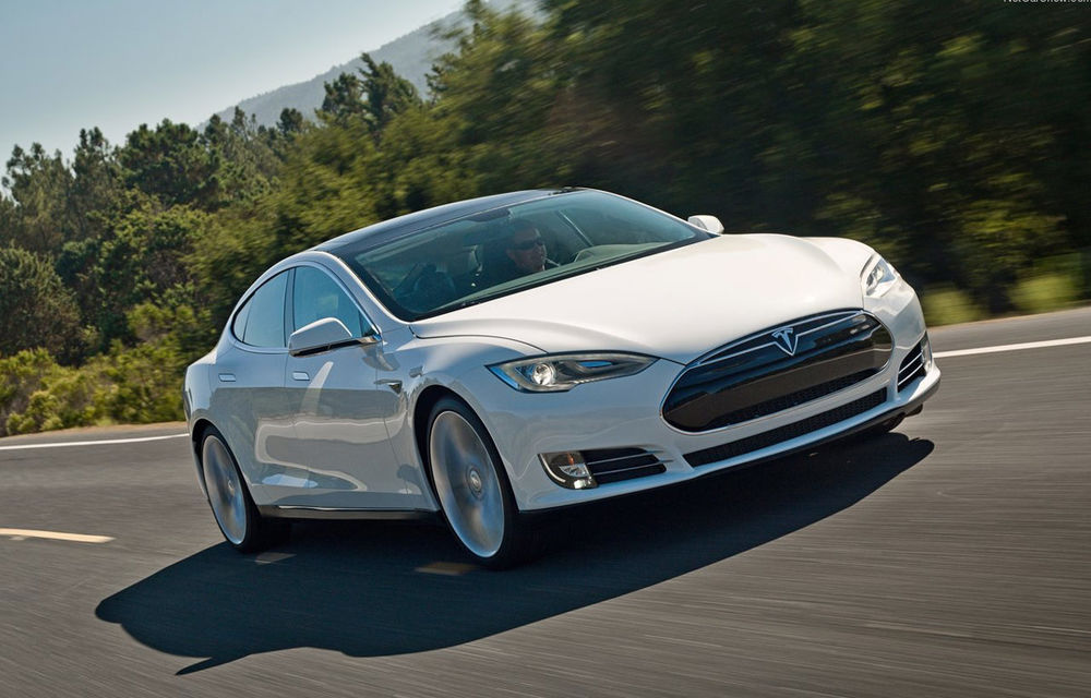 Încă un pas spre maşinile autonome: Tesla Model S se parchează singură în garaj cu telefonul mobil - Poza 1
