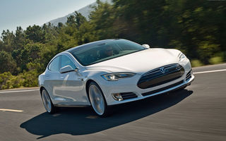 Încă un pas spre maşinile autonome: Tesla Model S se parchează singură în garaj cu telefonul mobil