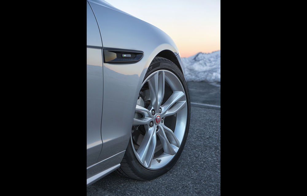 Jaguar XF prinde curaj și pe zăpadă: englezii oferă și tracțiune integrală pentru a putea rivaliza cu xDrive și quattro - Poza 10