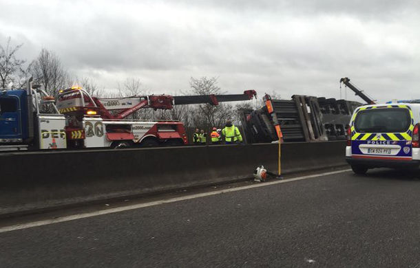 Accident de milioane de euro: un camion cu 9 supercaruri s-a răsturnat pe o autostradă lângă Paris - Poza 2