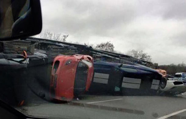 Accident de milioane de euro: un camion cu 9 supercaruri s-a răsturnat pe o autostradă lângă Paris - Poza 1
