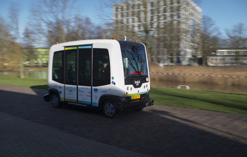 Primele &quot;victime&quot; ale mașinilor autonome: șoferii mijloacelor de transport în comun. Olanda testează un autobuz care nu are nevoie de șofer și volan - Poza 2
