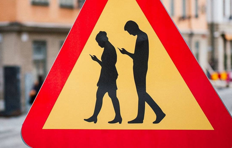 Un artist suedez a inventat un nou semn de ciculație: ”Atenție la pietonii care se uită în telefon” - Poza 1