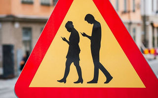 Un artist suedez a inventat un nou semn de ciculație: ”Atenție la pietonii care se uită în telefon”