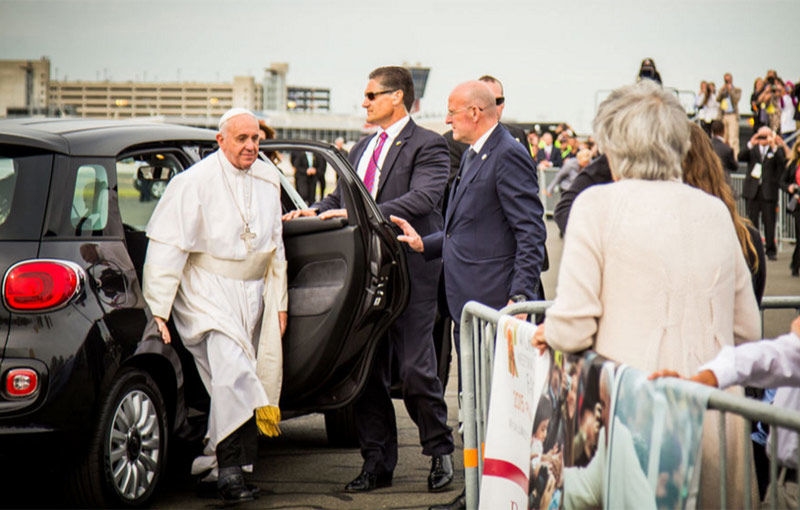 Chiar și Papa Francis își vinde mașina la suprapreț: americanii au plătit 82.000 de dolari pentru un Fiat 500L - Poza 1