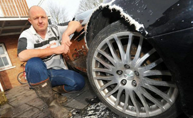 Câinii stresați poftesc la mașini scumpe: un englez și-a găsit supercarul fără aripa față - Poza 1