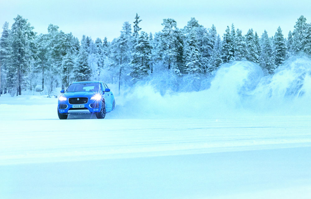 Demonstraţie de măiestrie: Jose Mourinho a făcut drifturi cu un Jaguar F-Pace S pe un lac îngheţat din Suedia la -30 de grade - Poza 5