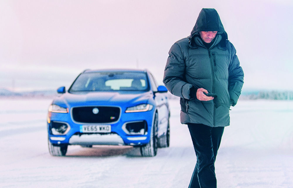 Demonstraţie de măiestrie: Jose Mourinho a făcut drifturi cu un Jaguar F-Pace S pe un lac îngheţat din Suedia la -30 de grade - Poza 1