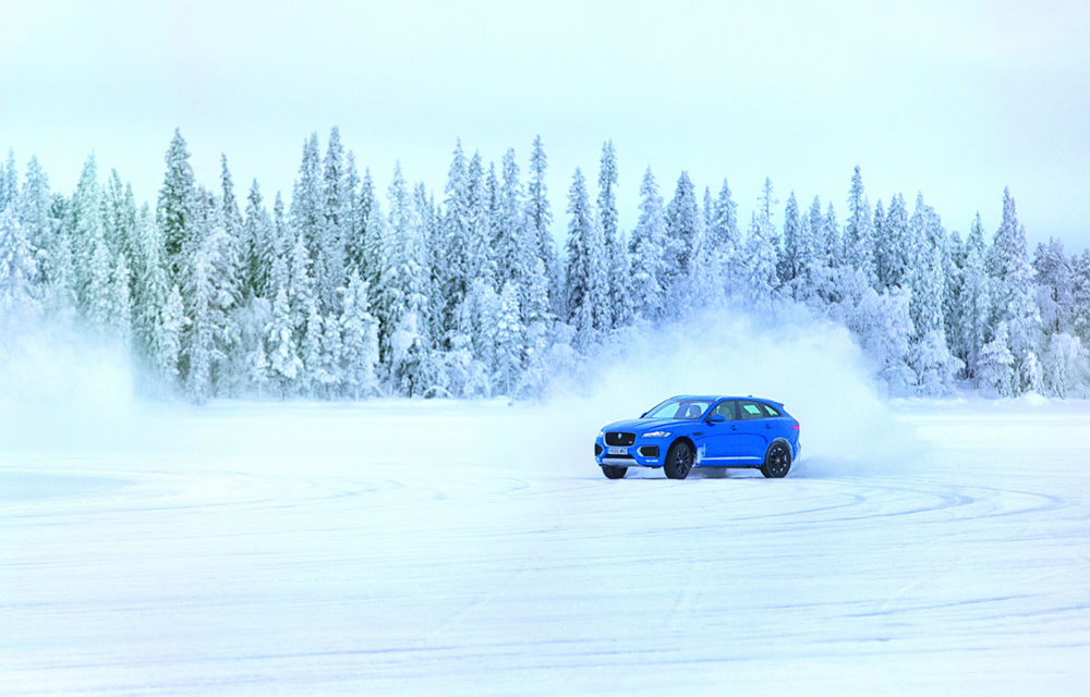 Demonstraţie de măiestrie: Jose Mourinho a făcut drifturi cu un Jaguar F-Pace S pe un lac îngheţat din Suedia la -30 de grade - Poza 6